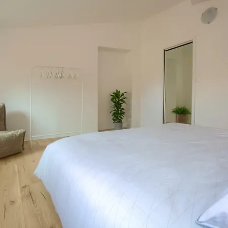 Apartment Central Quiet Flat With Sea View For 2/4 People Pula