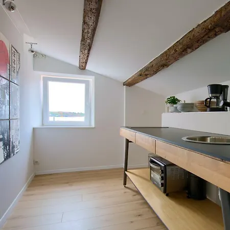 Central Quiet Flat With Sea View For 2/4 People